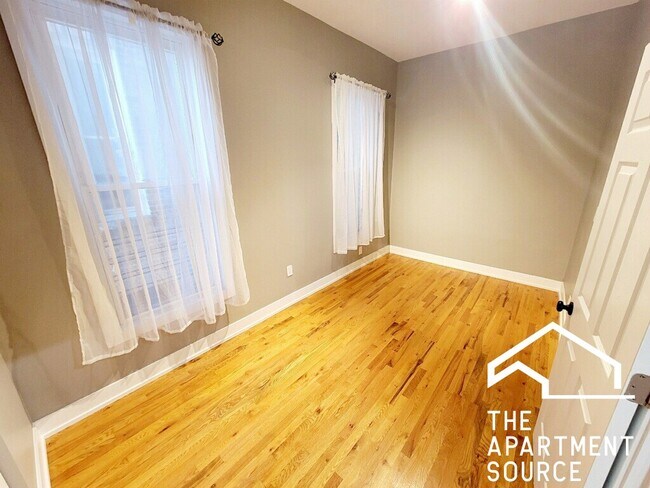 Building Photo - 2809 W Warren Blvd