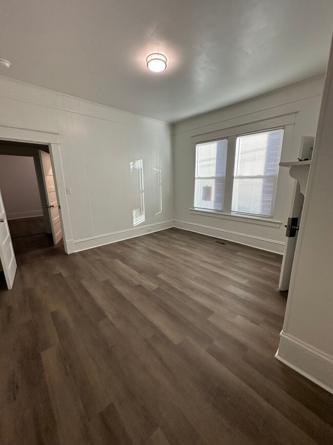 Building Photo - 617 Pender St