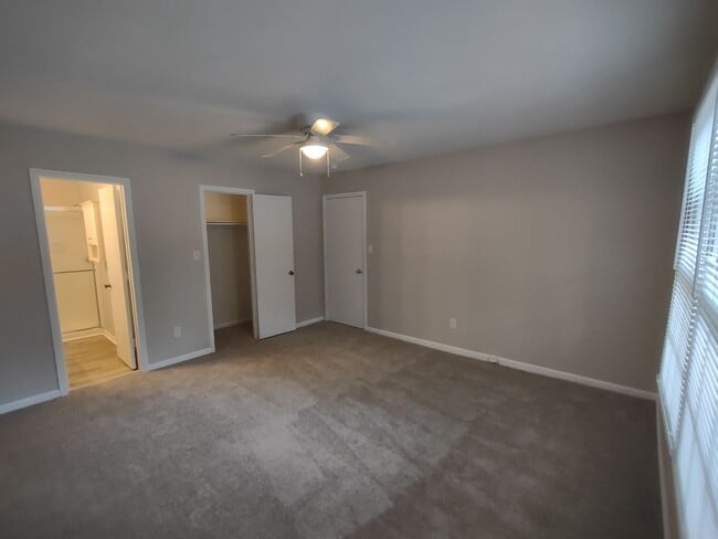 Building Photo - Pristine Duplex Home Located in the Lincol...