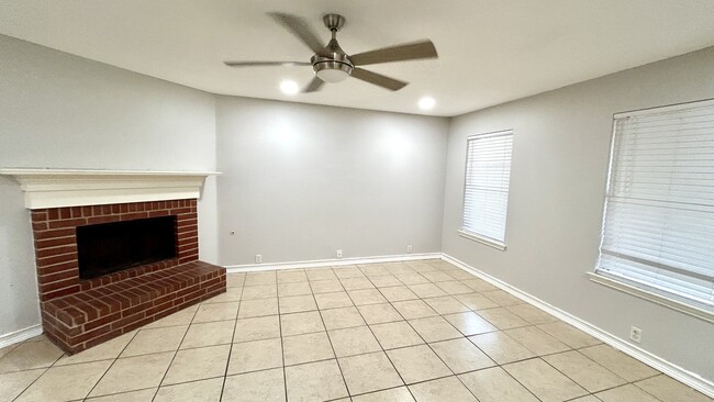 Building Photo - 111 Quail Run Dr