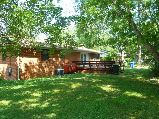 Building Photo - Beautiful 3 bedroom house with wood floors...