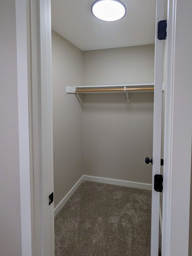 Building Photo - 1497 Golden Ln N