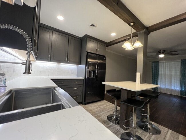 Building Photo - Fully Renovated 3 Bedroom Apartment in Pri...