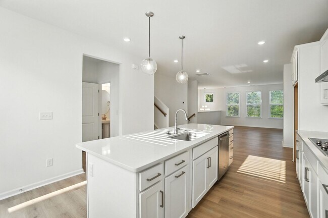 Building Photo - Brand-new three-story townhome in the Univ...