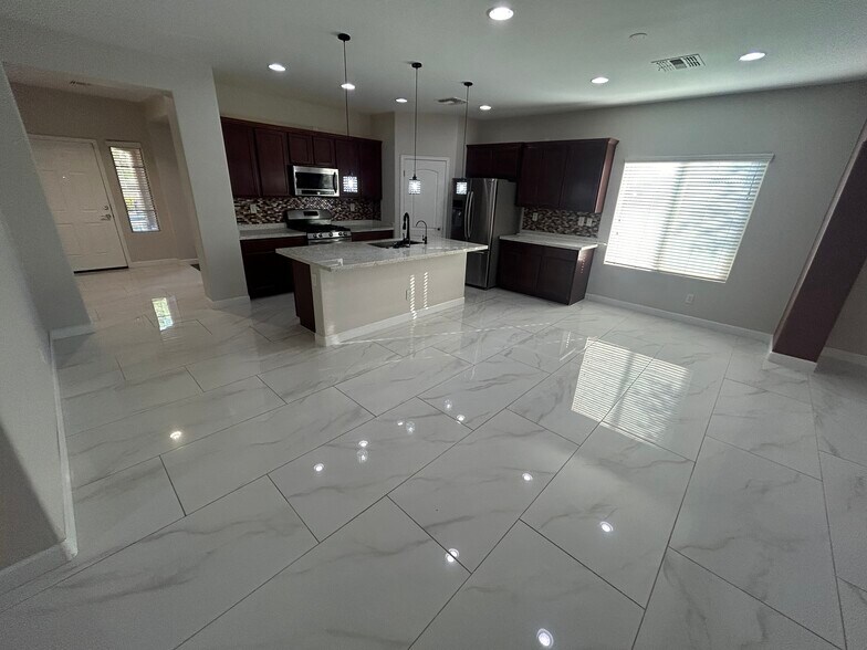 Building Photo - 10765 W Avenida del Rey