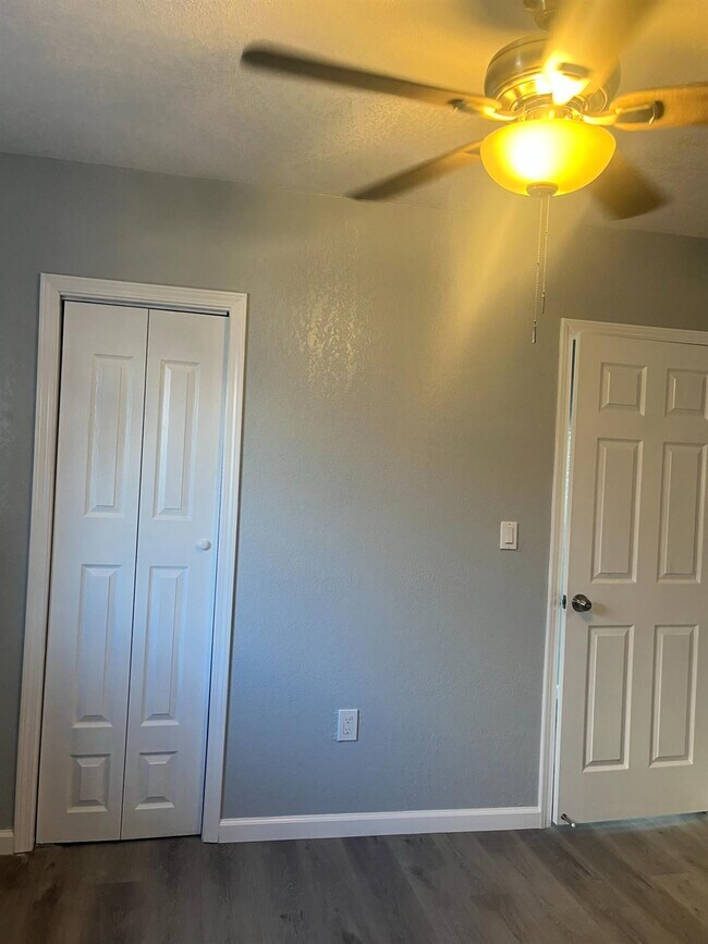 Building Photo - 392 N Ferger Ave