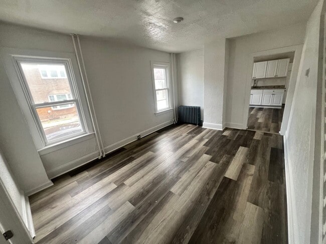 Building Photo - 4 bed 1 bath NEW RENO