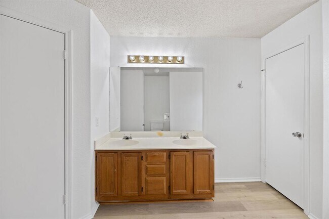 Building Photo - 8703 Cretys Cove