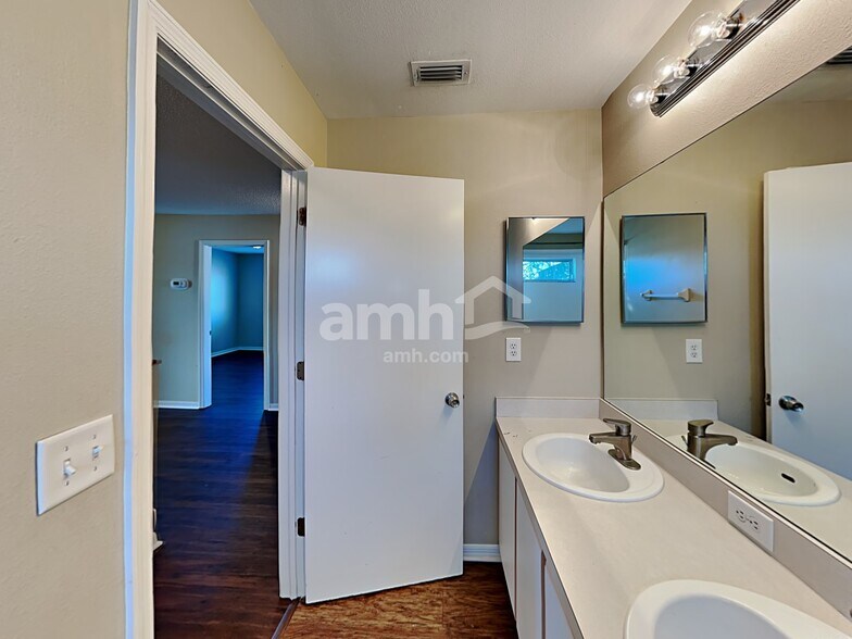 Building Photo - 11832 Brenford Crest Dr