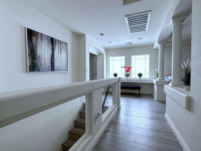 Building Photo - 4Bdrm/2.5bath Single Family Home - Fully Furnished
