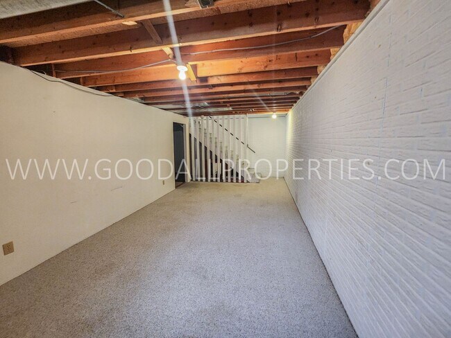 Building Photo - Executive 4 Bedroom Home in West Des Moine...