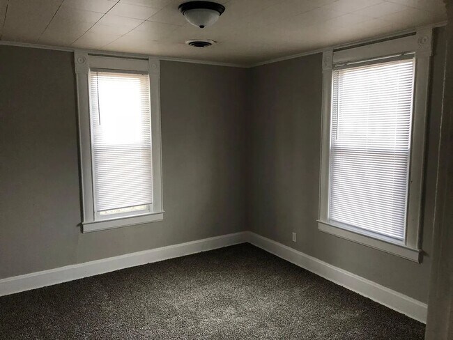 Building Photo - 2 bed/1 bath, 900 sq ft home!