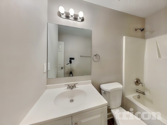 Building Photo - 2668 Captains Watch Rd NE