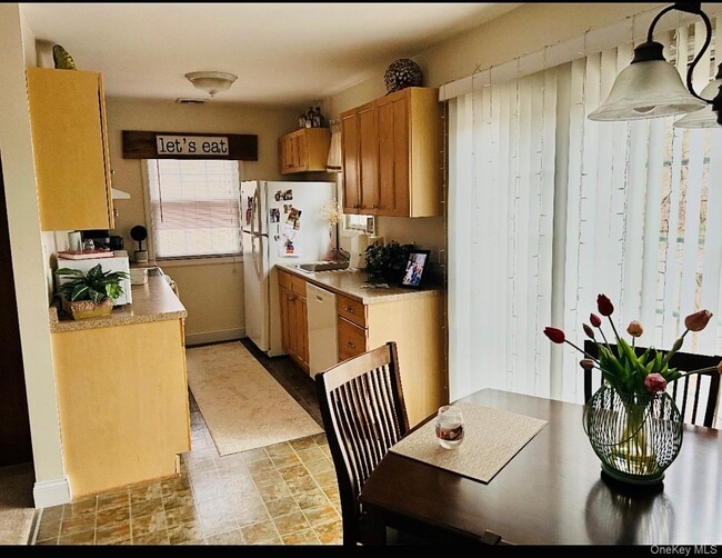 Building Photo - 2 Bridle Path Rd