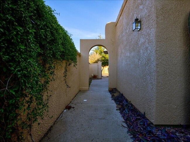 Building Photo - 3 Bedroom 2 Bathroom with Community Pool!!