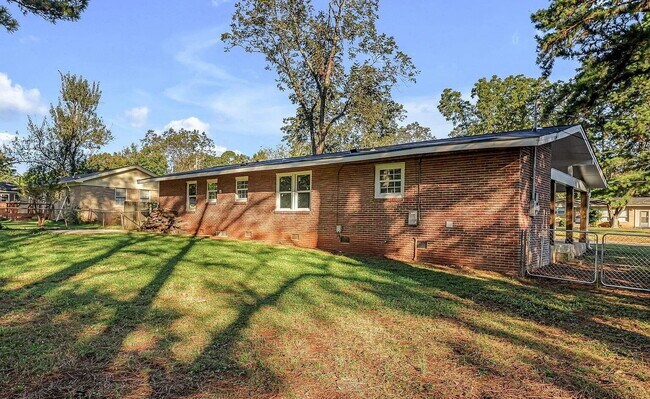 Building Photo - Coming soon, Section 8 Welcome!!! "Ranch style 3-Bed, 2-Bath Gem with 1,344 Sq Ft in Huntsville's...