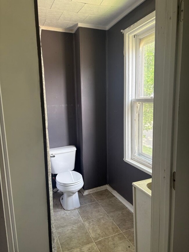 Building Photo - SPACIOUS 4 BEDROOM HOME READY TO WELCOME YOU