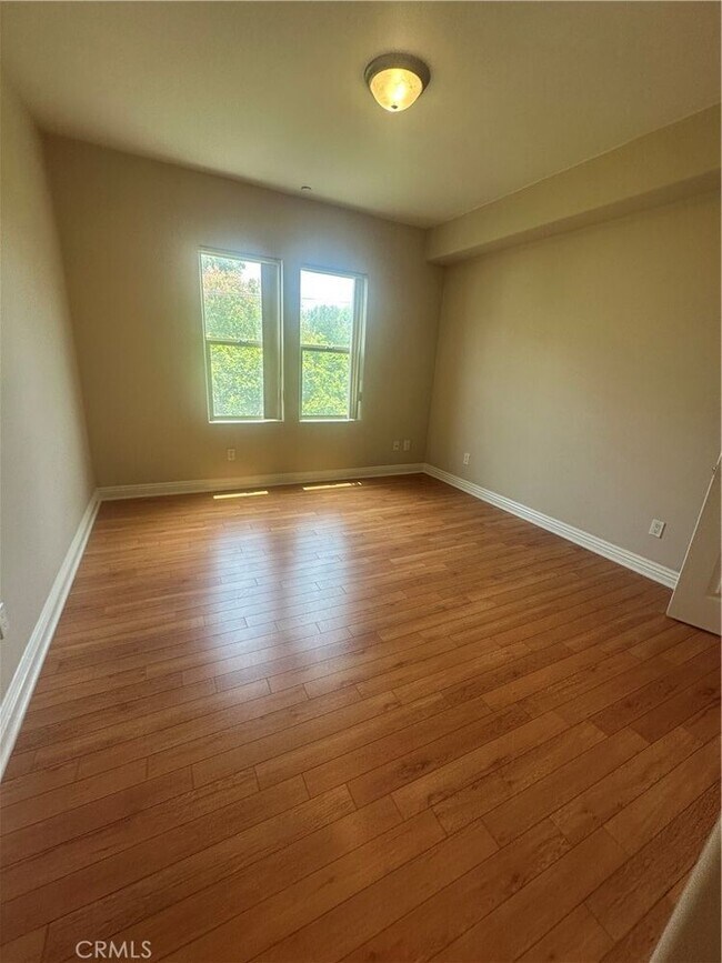 Building Photo - 12916 Moorpark St