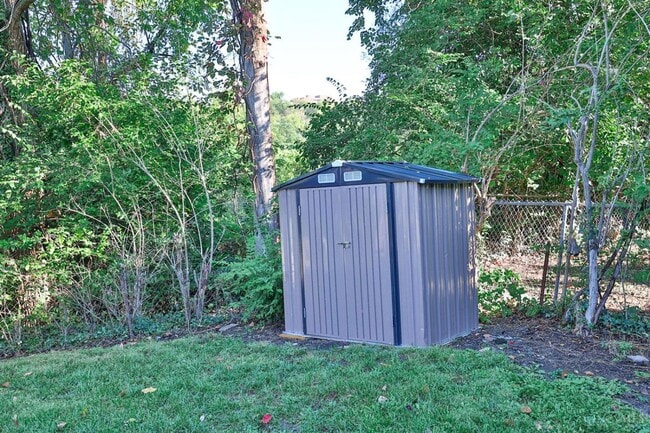 Building Photo - Two Bedroom Home for UC Students for This Year and Next!