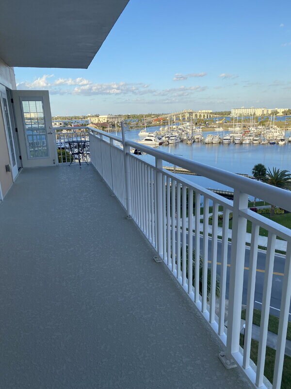 Building Photo - 404 S Beach St