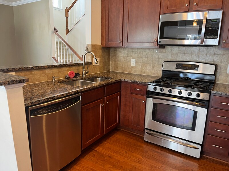 Building Photo - 43935 Hickory Corner Terrace