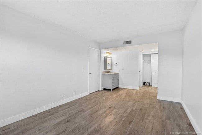 Building Photo - 1564 SE Royal Green Cir