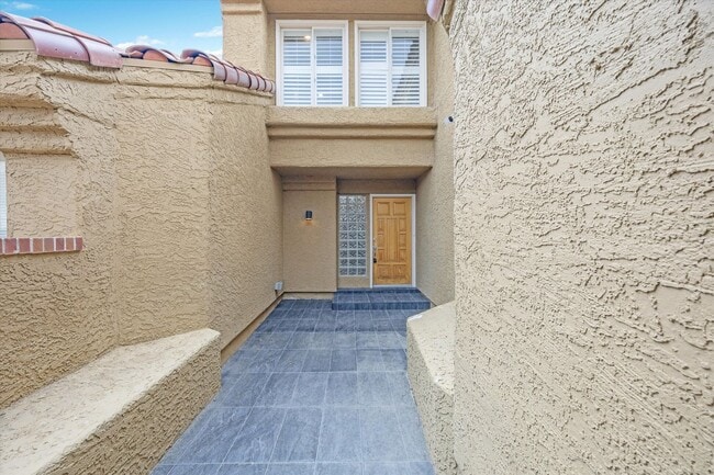 Building Photo - Spanish Trails Pool Home