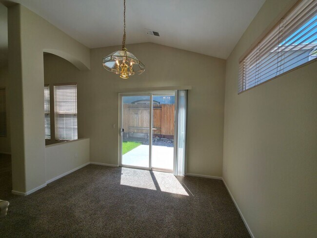 Building Photo - 2 bedroom 2 bath home, 2 car garage, in So...