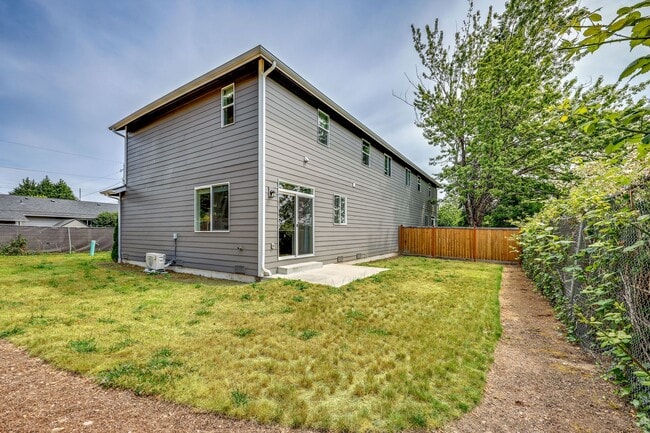 Building Photo - Newer Duplex Bremerton