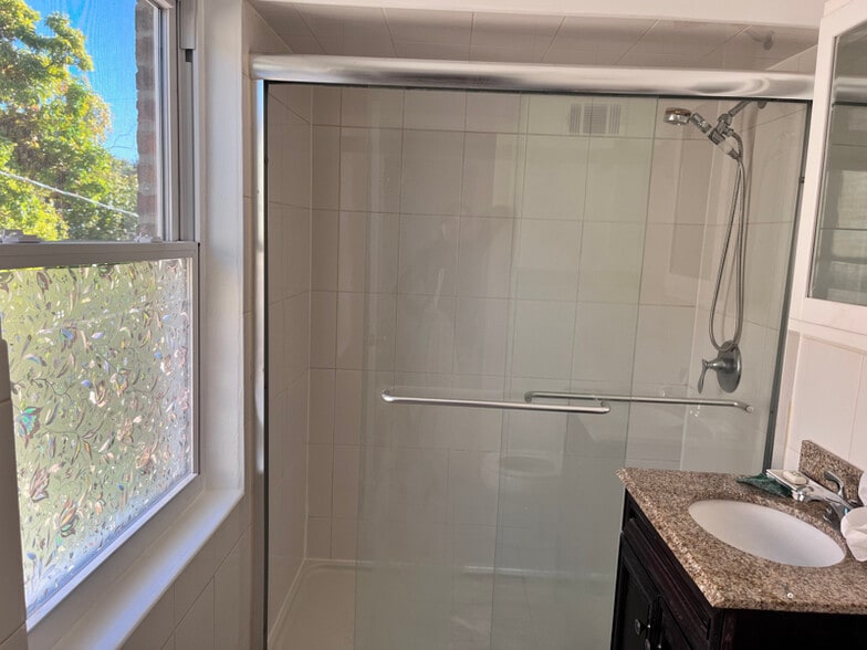 Building Photo - 3623 W Foster Ave