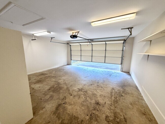 Building Photo - 2039 Igou Crossing Dr