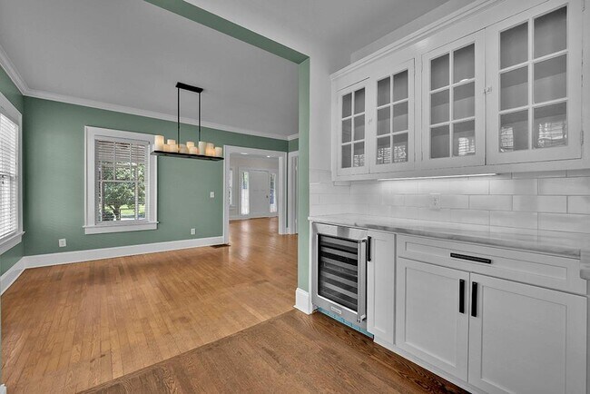 Building Photo - 876 Courtenay Dr NE