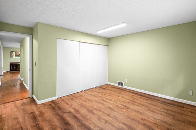 Building Photo - Ground floor 1 bed + bonus room in prime B...