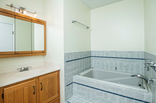 Building Photo - 314 S Arbutus Dr
