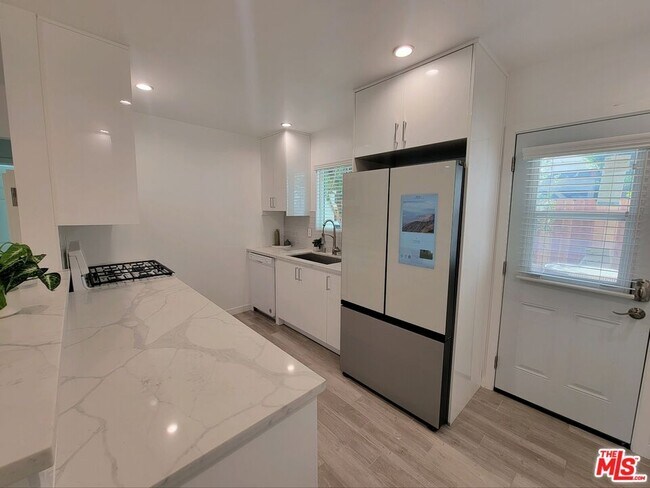 Building Photo - 825 Broadway St