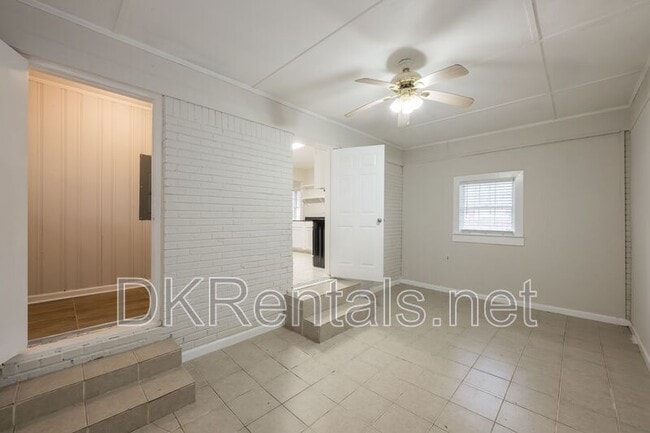 Building Photo - 2058 River Rd