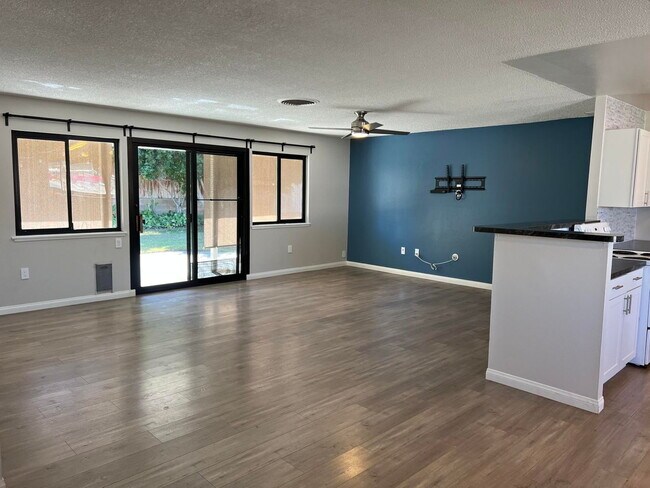 Building Photo - 2-Bedrooms and 2-Bathrooms Home Palm Desert