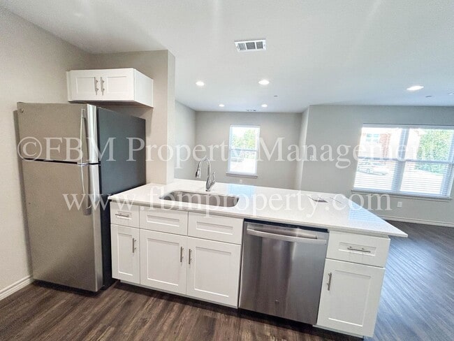 Building Photo - Hidden Creek, Unit 512 - 2 Bedroom, 2 Bathroom Beautiful Apartment Home in Ennis, TX!