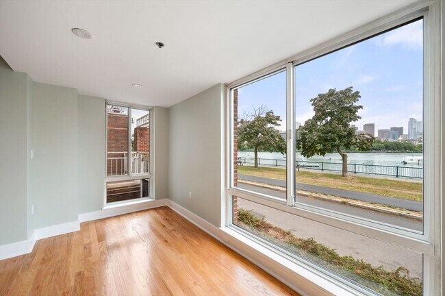 Building Photo - 75-83-83 Cambridge Pkwy