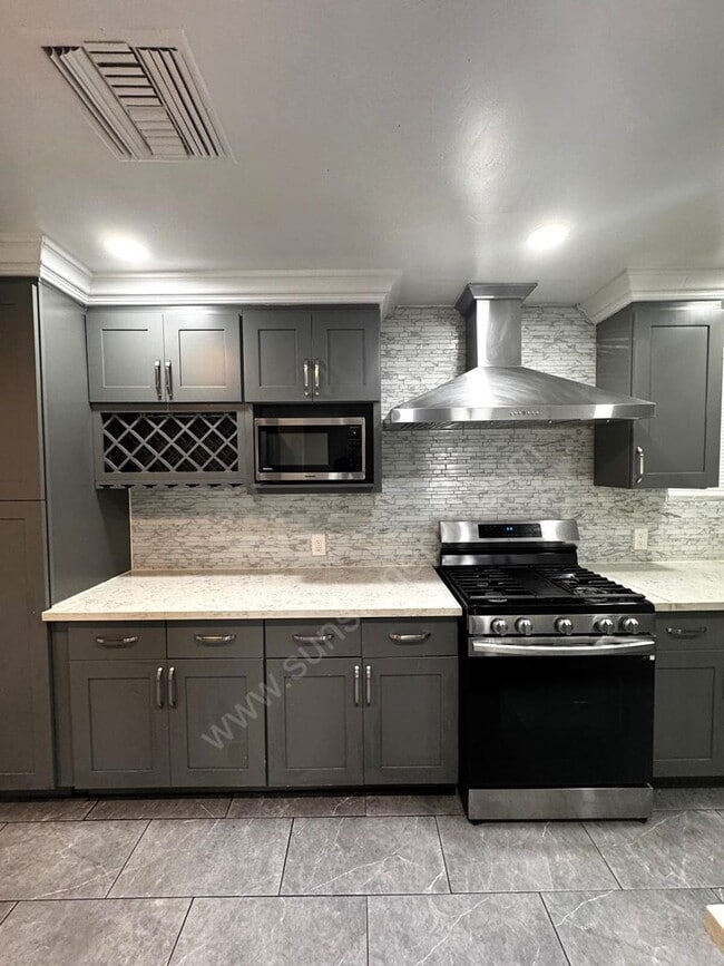 Building Photo - Newly Renovated 2 Bed, 1 Bath Home with Ap...