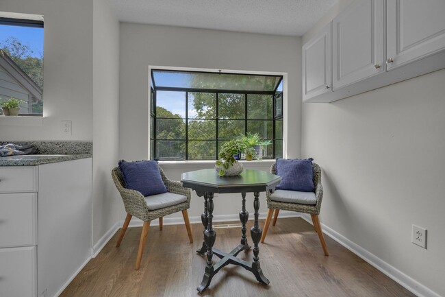 Building Photo - Ready NOW! 1 Block from the Bay! Pet Frien...