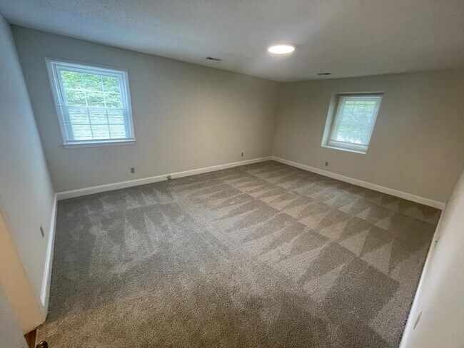 Building Photo - 812 Glen Eden Dr