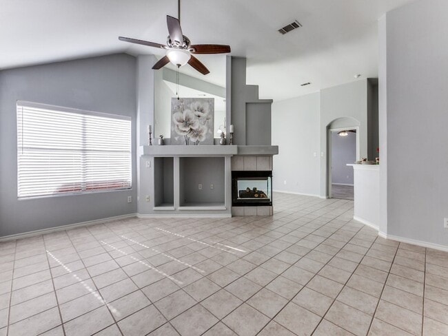 Building Photo - 1305 Greenbriar Ln