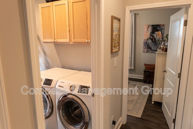 Building Photo - 933 E Churchwell Ave