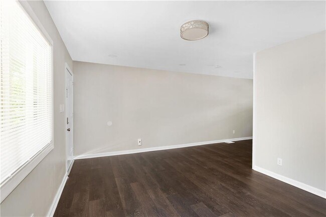 Building Photo - 2837 Palm Dr