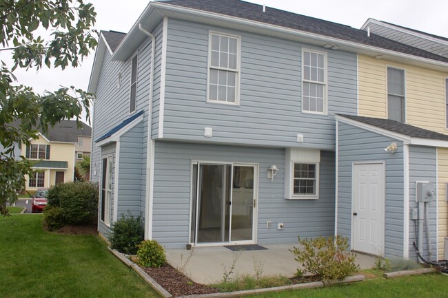 Building Photo - Spacious 3-Bedroom End Unit in Liberty Squ...