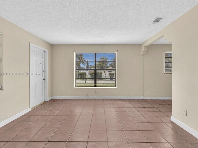 Building Photo - 5611 SW 37th St