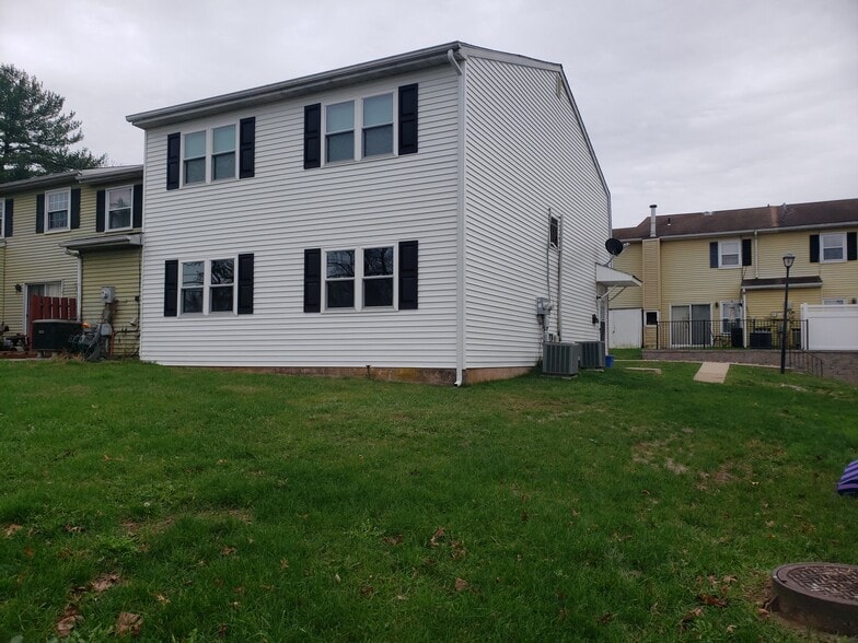 Building Photo - 13 Reliance Ct