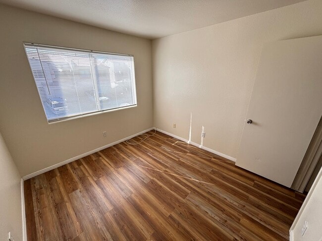 Building Photo - Beautiful 3Bed/3Bath Townhome w/ Garage lo...