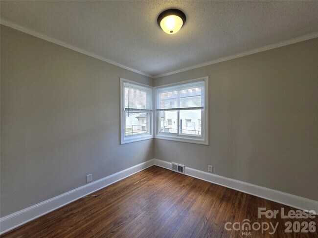 Building Photo - 1310 Oakwood Ave